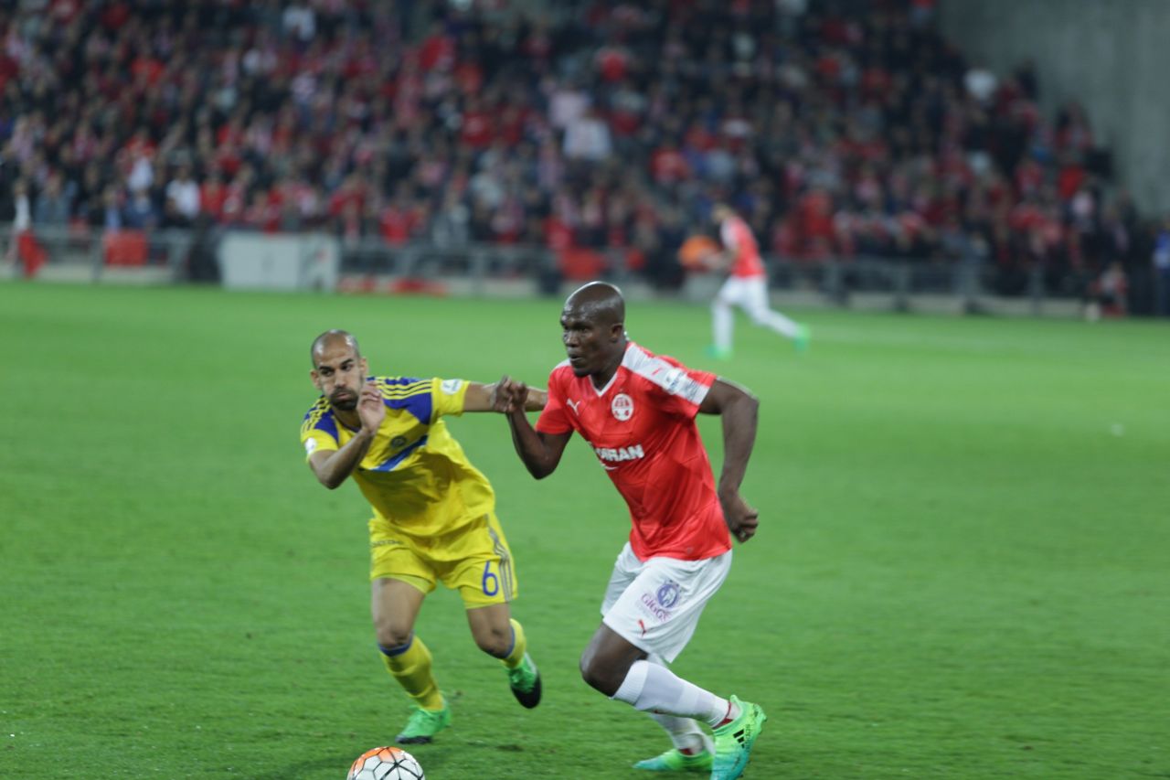 גל אלברמן רודף אחרי טוני וואקמה. גם במגרש וגם בטבלה (צילום: אסף חיימוביץ')